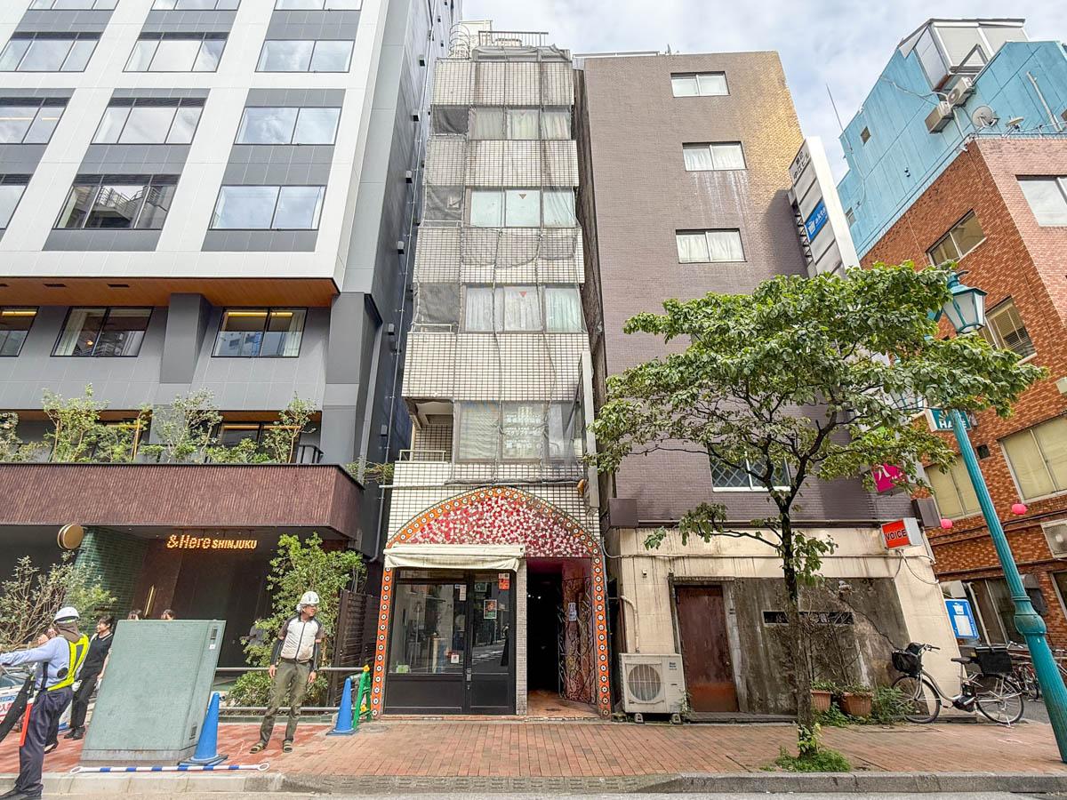新宿区新宿の賃貸物件/細長のビル