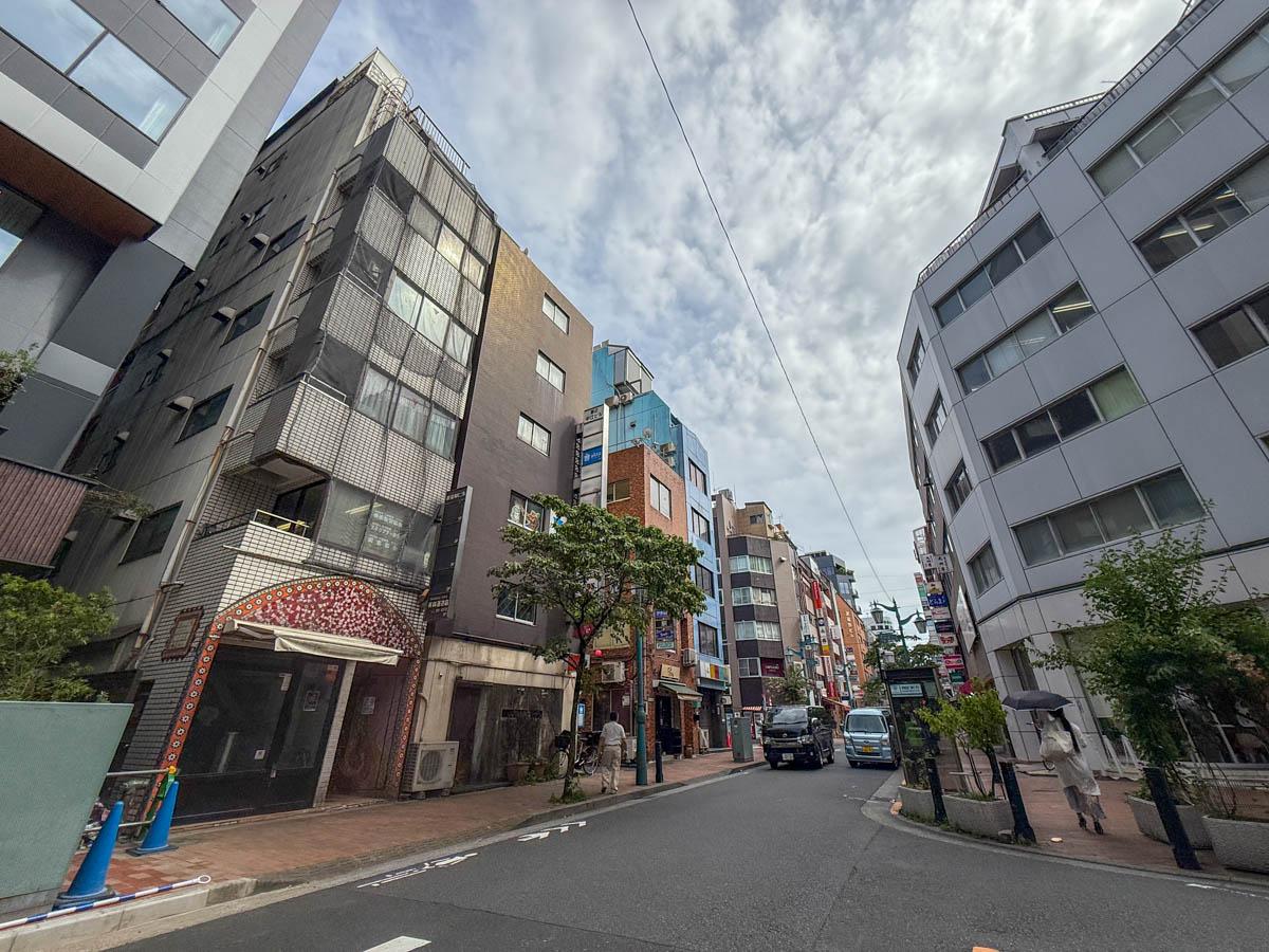 新宿区新宿の賃貸物件/オカマ通りに面する