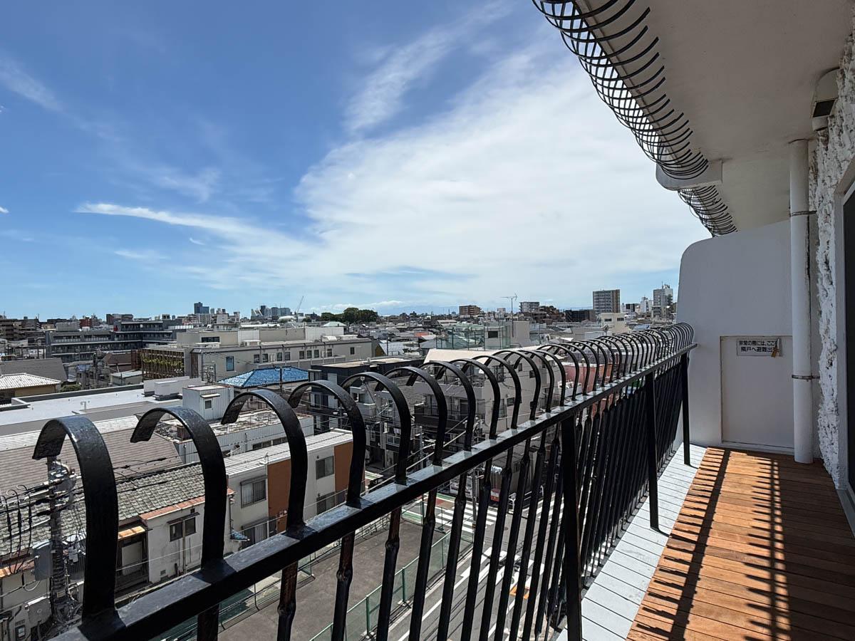豊島区長崎の売買物件/この見晴らしが魅力の一つ。バルコニーには今回新たにウッドデッキを敷いています