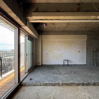 豊島区長崎の売買物件/反対のアングル。床は一部、躯体の上にシンダーコンクリートが敷かれています。写真右手にキッチンの給排水管があります