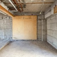 豊島区長崎の売買物件/玄関脇スペース。洋室によさそう。左手にキッチンの給排水管