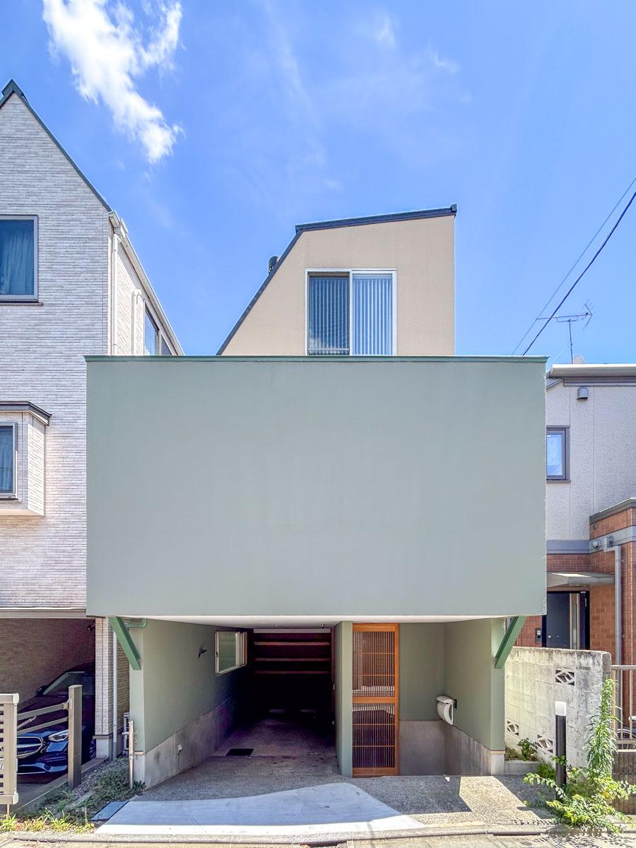 世田谷区駒沢の賃貸物件/外観。突き出したバルコニーが特徴的