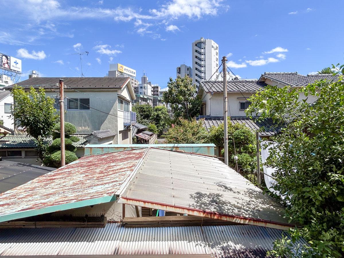 世田谷区駒沢の賃貸物件/2階：周りは建物に囲まれていますが、南側の隣家は平屋のため抜けがあります