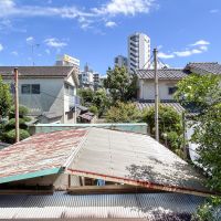 世田谷区駒沢の賃貸物件/2階：周りは建物に囲まれていますが、南側の隣家は平屋のため抜けがあります