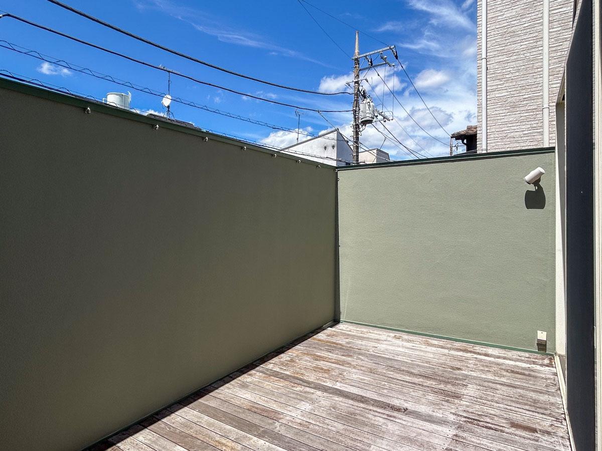 世田谷区駒沢の賃貸物件/2階：ウッドデッキ敷きのバルコニー