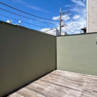 世田谷区駒沢の賃貸物件/2階：ウッドデッキ敷きのバルコニー