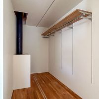 世田谷区駒沢の賃貸物件/2階：広々と使えるウォークインクローゼット。黒い煙突は、暖炉を使っていた時の名残り