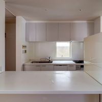 世田谷区駒沢の賃貸物件/2階：真ん中にキッチン。大きなカウンターは作業スペースだけでなく、ダイニングテーブル代わりにも使えます