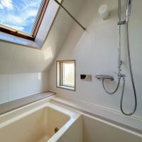 世田谷区駒沢の賃貸物件/3階：空を眺めながら入れる浴室