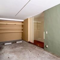 世田谷区駒沢の賃貸物件/駐車場。入口の高さが196cmしかないため、高さのある車は停められません