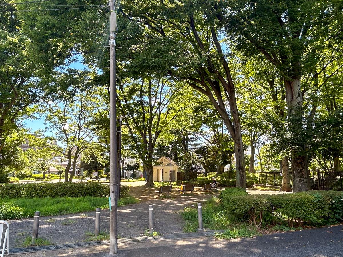 世田谷区駒沢の賃貸物件/駒沢緑泉公園。奥に駒沢はらっぱプレーパークもあります