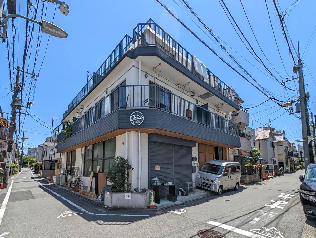 品川区平塚の賃貸物件/外観。角地にたたずむ3階建て。