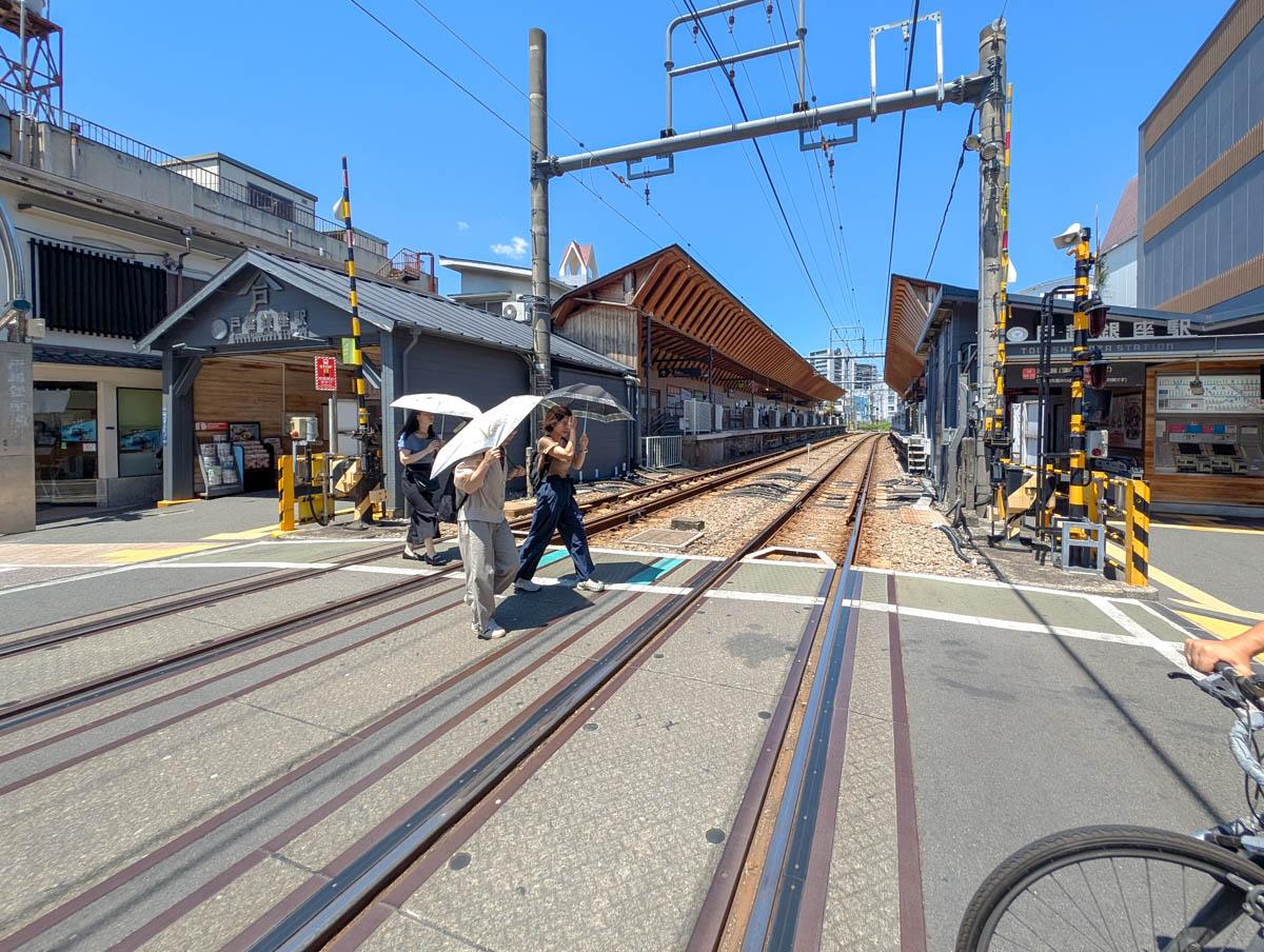 品川区平塚の賃貸物件/木造の屋根が特徴的な戸越銀座駅。老若男女がぶらり。