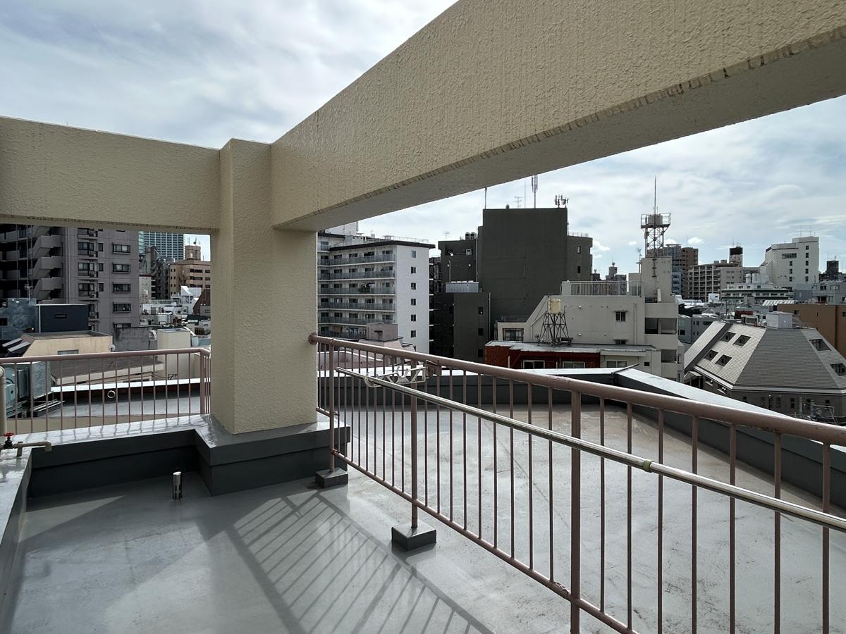 渋谷区円山町の賃貸物件/バルコニー。フェンスの中が専有部分です。