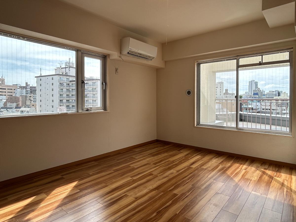 渋谷区円山町の賃貸物件/内観。2つの大きな窓から、神泉側に抜けた眺望を楽しめます。