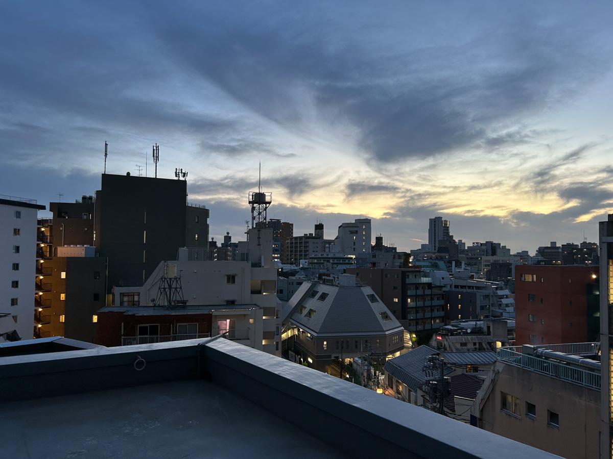 渋谷区円山町の賃貸物件/まずは個人的おすすめの夕方の眺望。ルーフバルコニーから、とびきりの都市景観を楽しむことが出来ます。