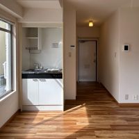 渋谷区円山町の賃貸物件/キッチンと玄関