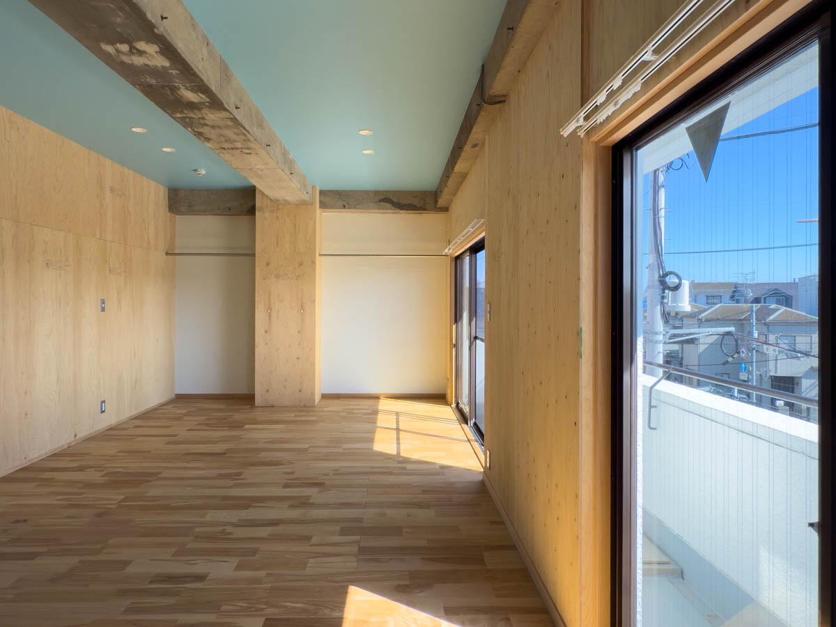 新座市新堀の賃貸物件/床からブルーの天井までの高さが2.6mほど。写真で見るよりも体感はダイナミック