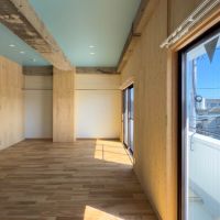 新座市新堀の賃貸物件/床からブルーの天井までの高さが2.6mほど。写真で見るよりも体感はダイナミック