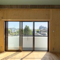 新座市新堀の賃貸物件/周囲がひらけていて、眺めがいいのも魅力的。左手の白壁の部分にはハンガーパイプが設置され、オープンクローゼットとして使える