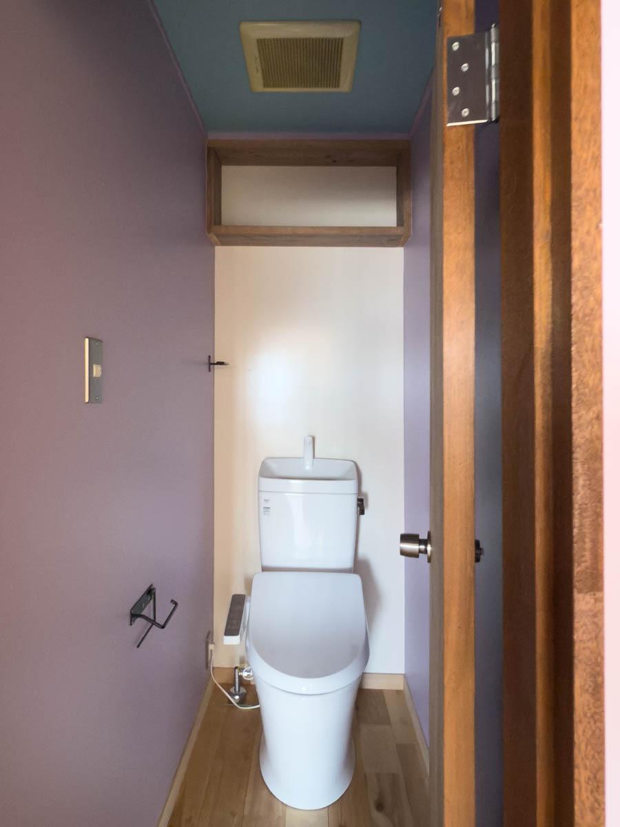 新座市新堀の賃貸物件/トイレはシンプルながらラベンダー色の塗装が鮮やか