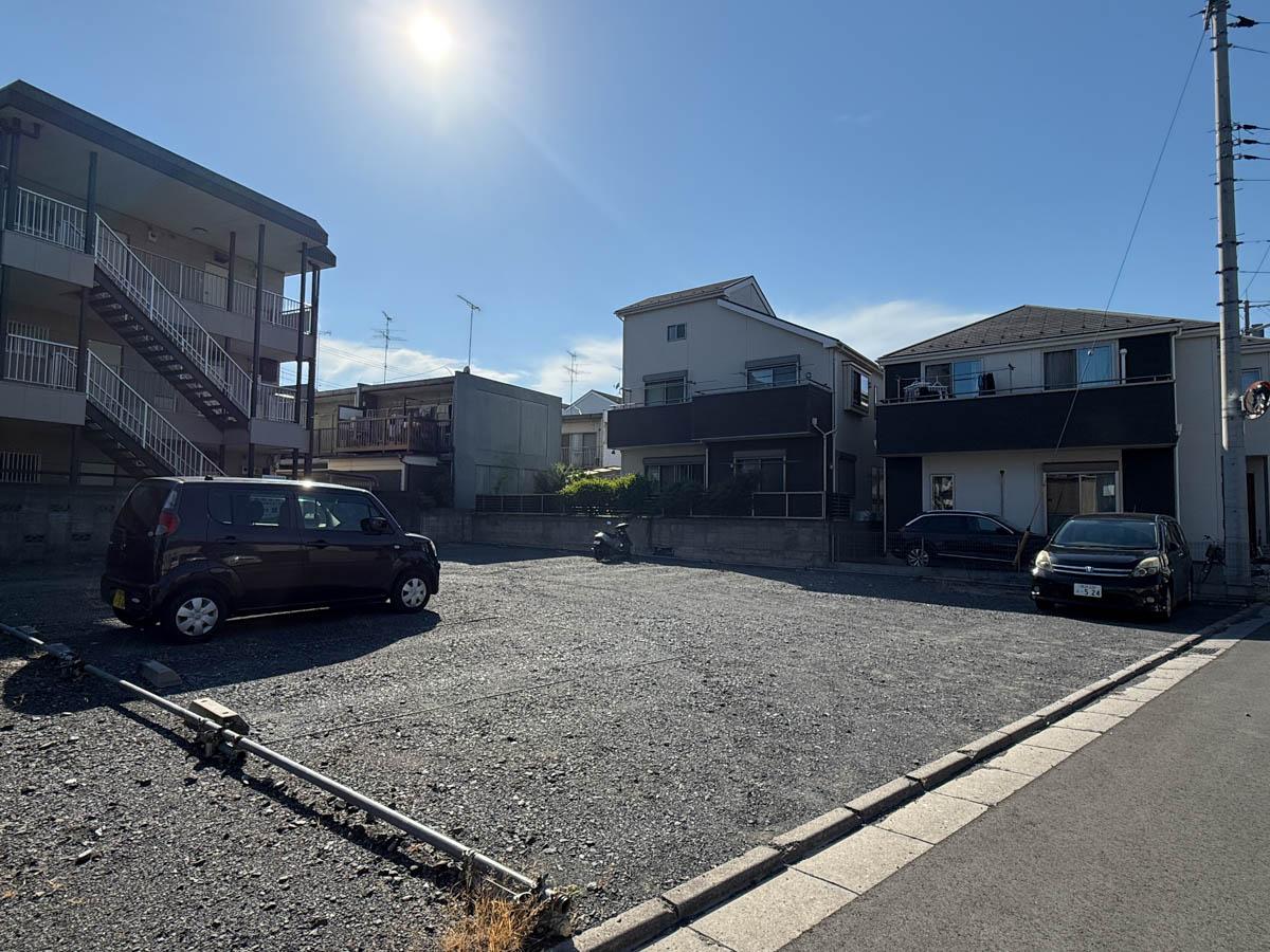 新座市新堀の賃貸物件/敷地の並びに駐車場。月額8,800円になります