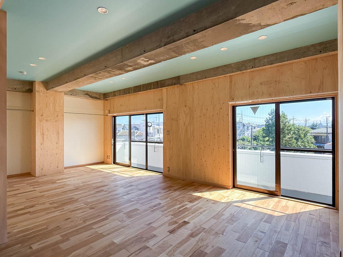新座市新堀の賃貸物件/間仕切りが無いから窓からの景色もワイド。なお右側窓の上にパワーのあるエアコンを撮影後に新設しています