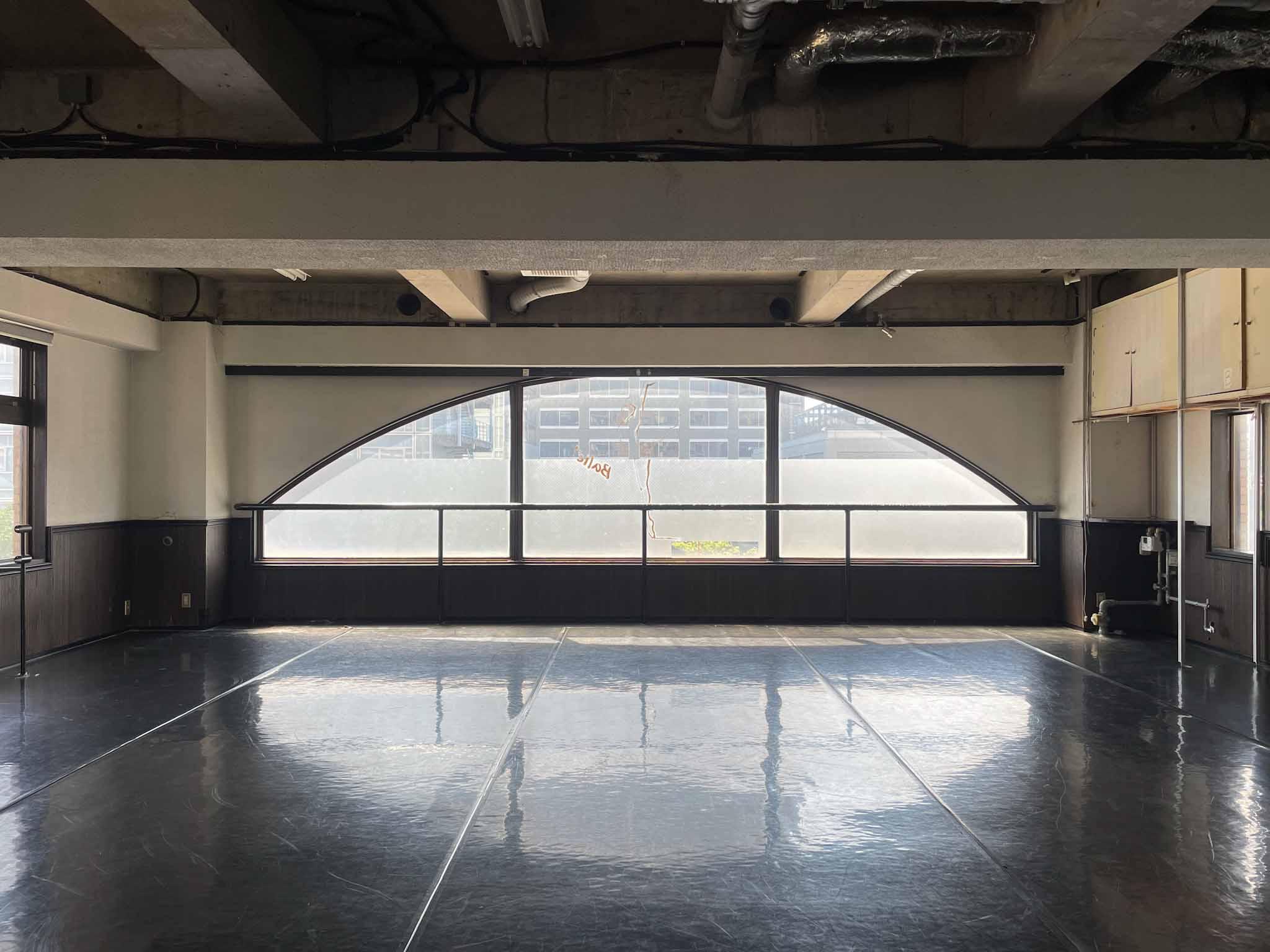 墨田区東向島の賃貸物件/大きなアーチ窓がこの部屋の特徴