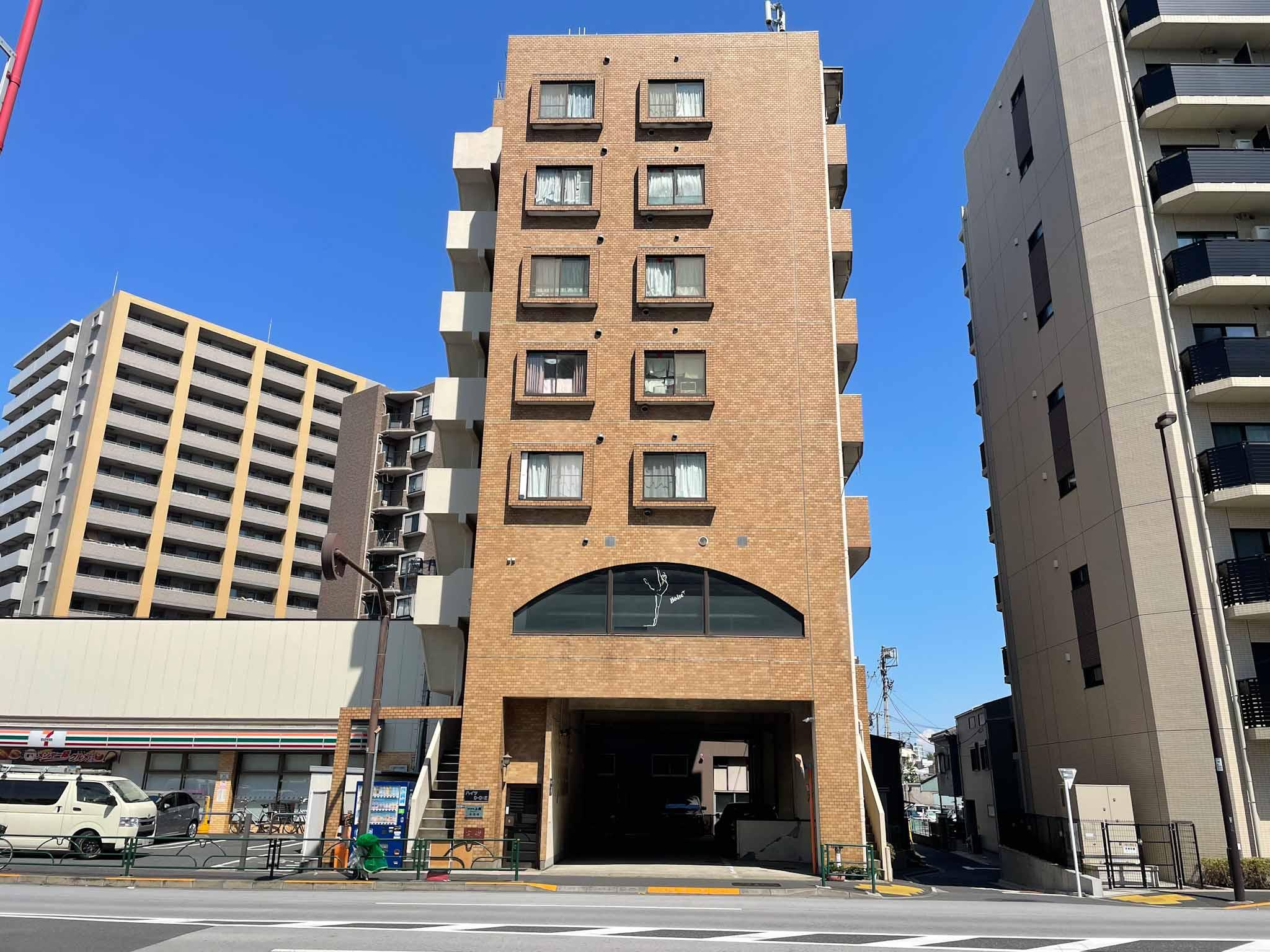 墨田区東向島の賃貸物件/外観。1階は駐車場なので足音を気にする必要がありません