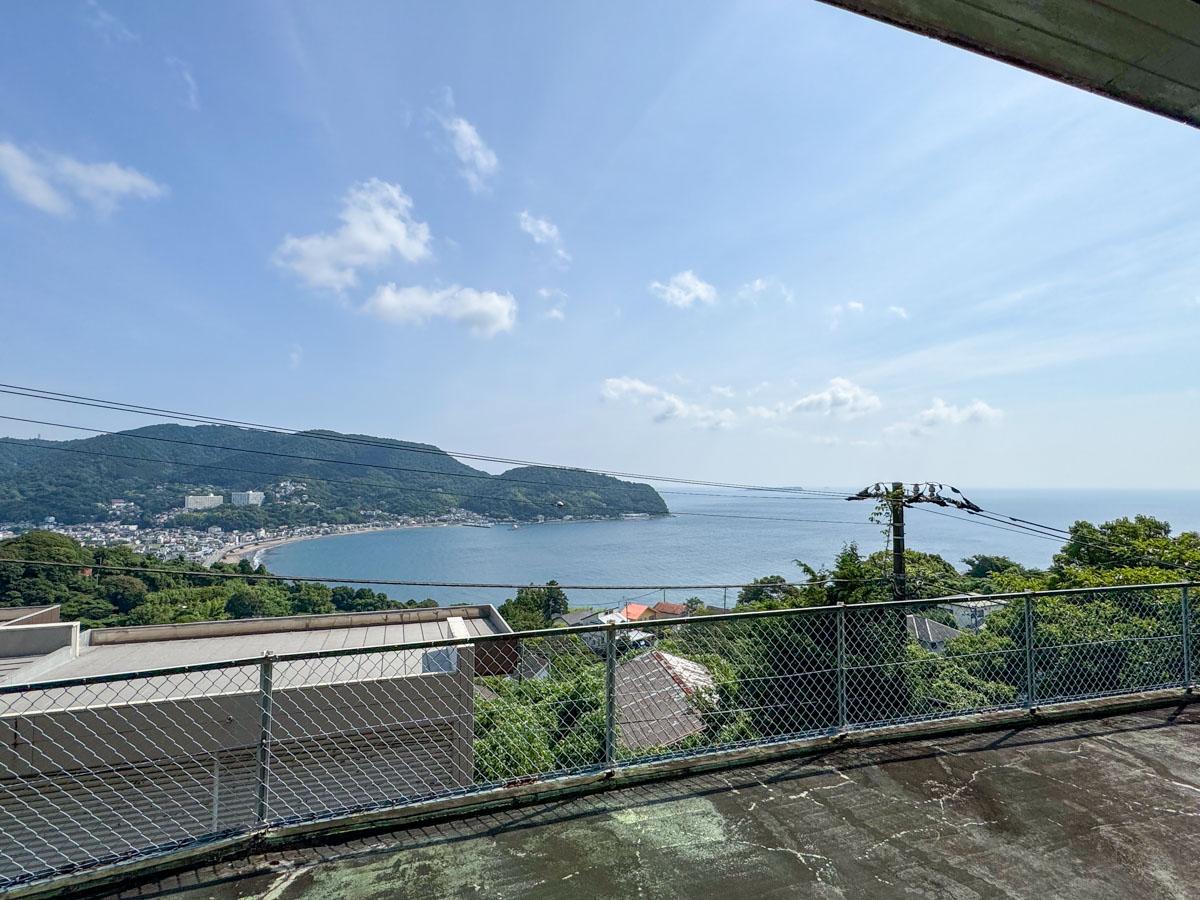 静岡県伊東市宇佐美の売買物件/波の音が今にも聞こえてきそうなくらいに、海がワイドに眺められる