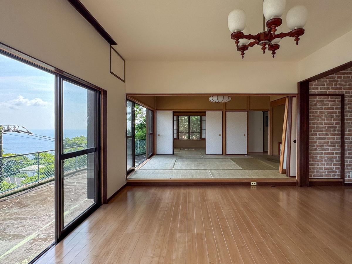 静岡県伊東市宇佐美の売買物件/手前は洋室、奥は和室。現在は間仕切りを外して、ワイドに使っています