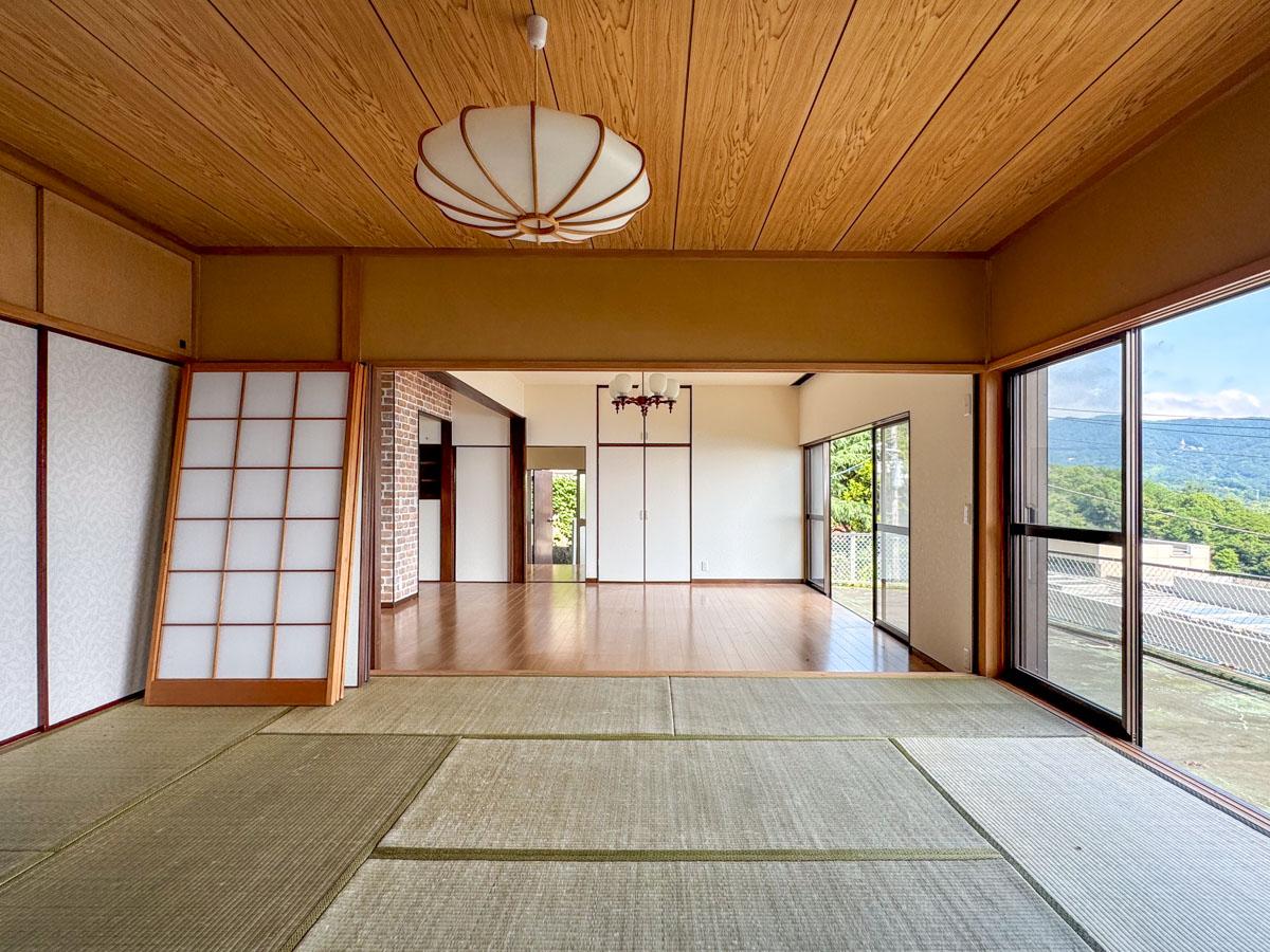 静岡県伊東市宇佐美の売買物件/和室から洋室方面を見た図。海をよく眺められるように、窓が大きいのも良いポイント