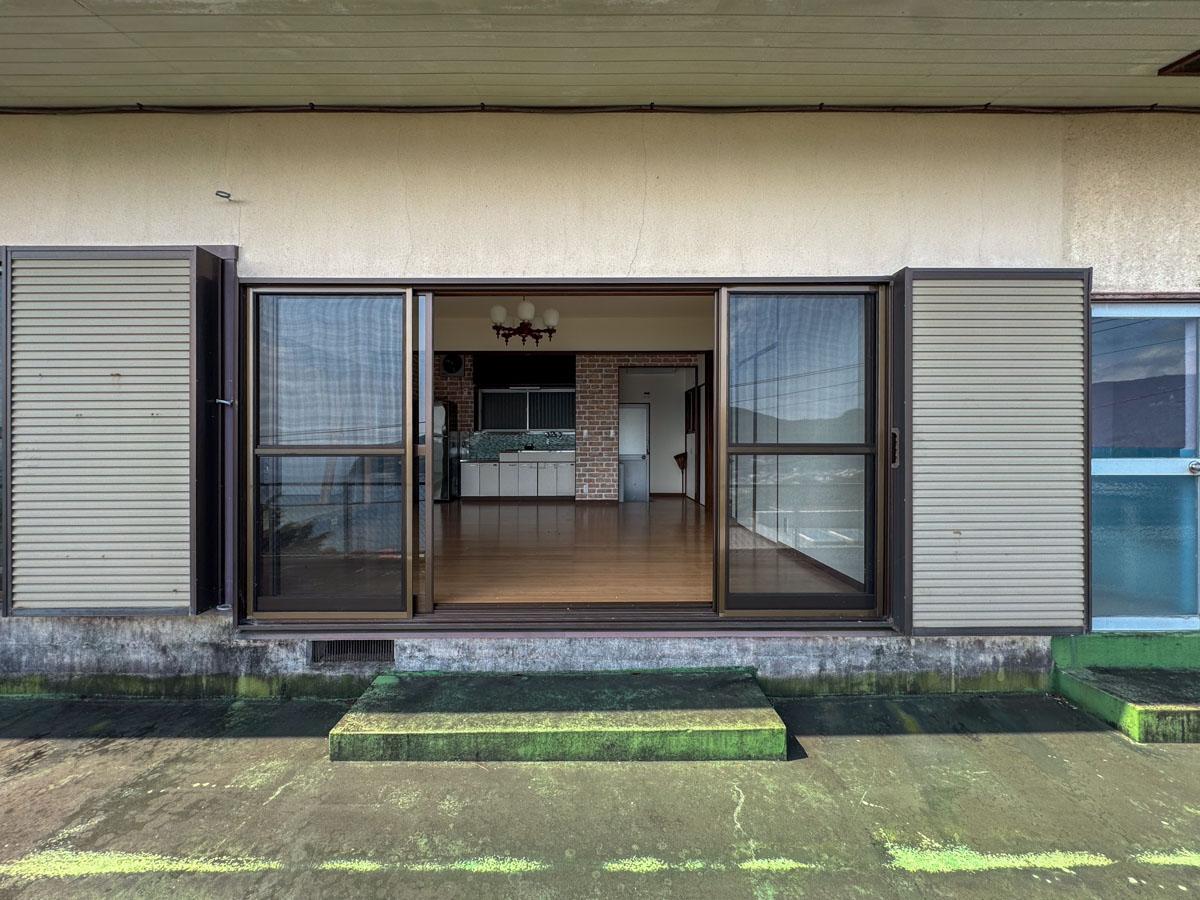 静岡県伊東市宇佐美の売買物件/窓際に腰掛けて、スイカを食べている姿が目に浮かびます