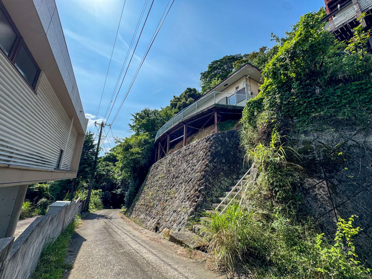 静岡県伊東市宇佐美の売買物件/前面道路。駐車場までは少し急な坂