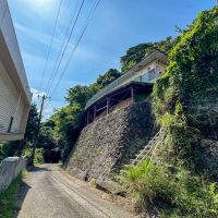 静岡県伊東市宇佐美の売買物件/前面道路。駐車場までは少し急な坂
