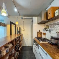 世田谷区上用賀の売買物件/キッチン背面にはカウンター兼収納