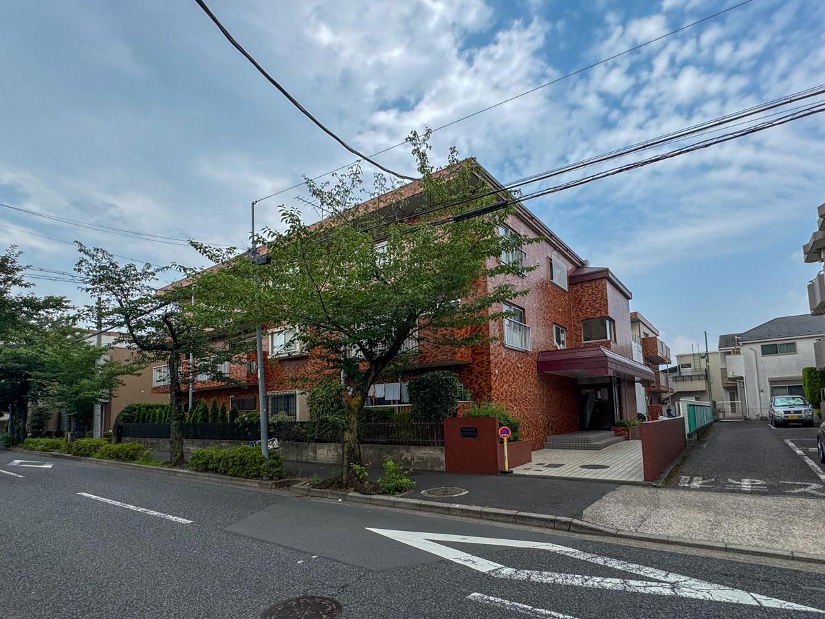 世田谷区上用賀の売買物件/用賀駅から徒歩12分。落ち着いた住宅街に立つ、低層のレトロマンション