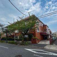 世田谷区上用賀の売買物件/用賀駅から徒歩12分。落ち着いた住宅街に立つ、低層のレトロマンション