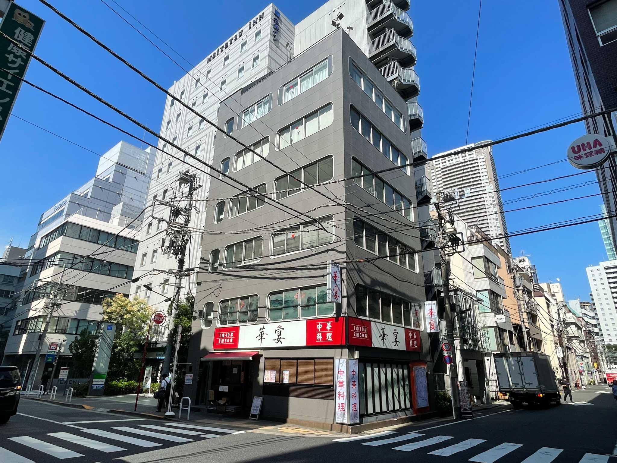 港区浜松町の賃貸物件/すっきりとしたフォルムに、角が丸い窓が並ぶ、可愛らしいレトロビルの4階をご紹介