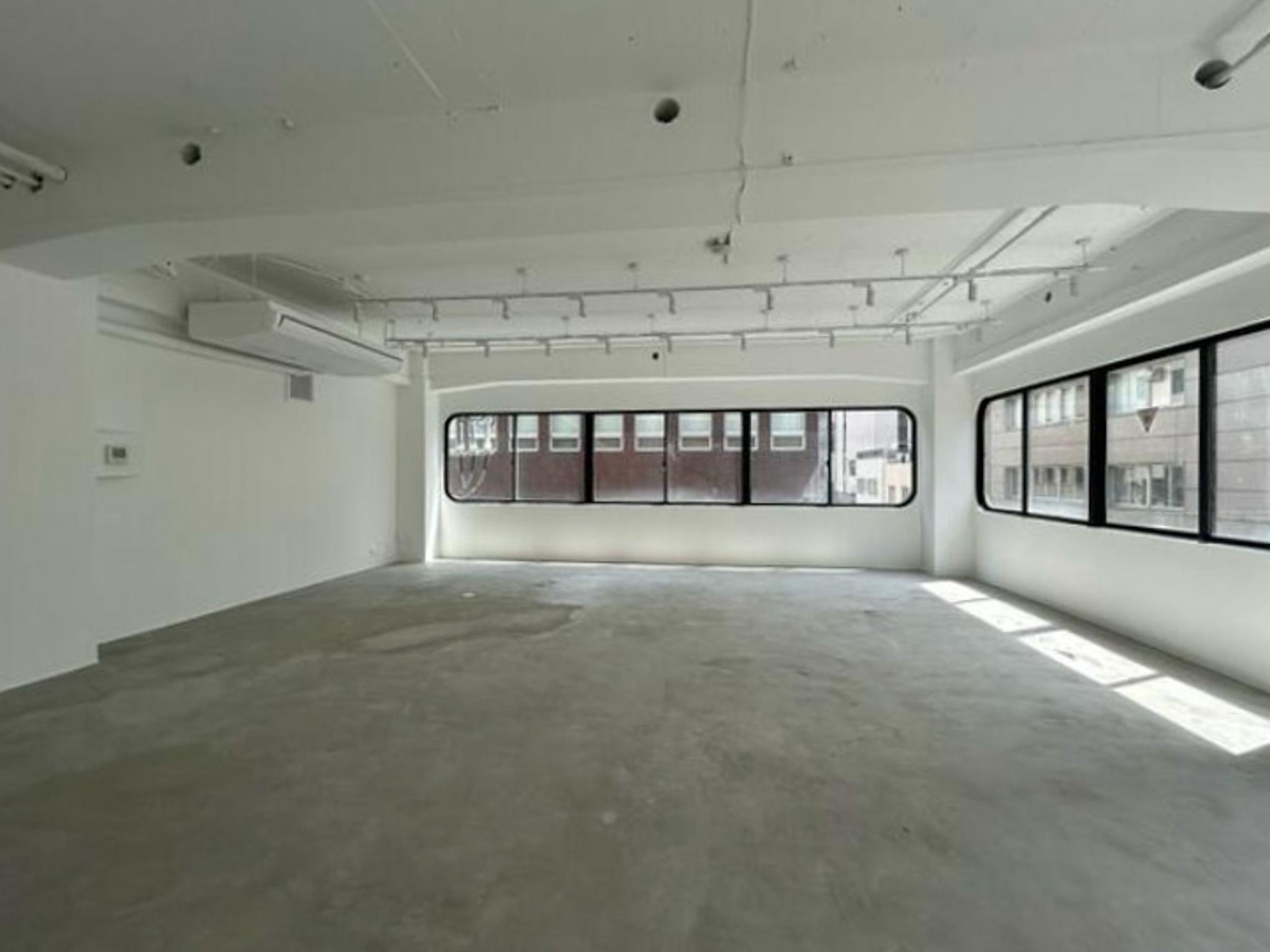 港区浜松町の賃貸物件/角が丸いフォルムの窓からの2面採光。天井は抜かれて高さ約2.7mと少し高め