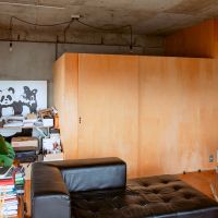 渋谷区代々木の売買物件/木の壁の内側は4帖の洋室