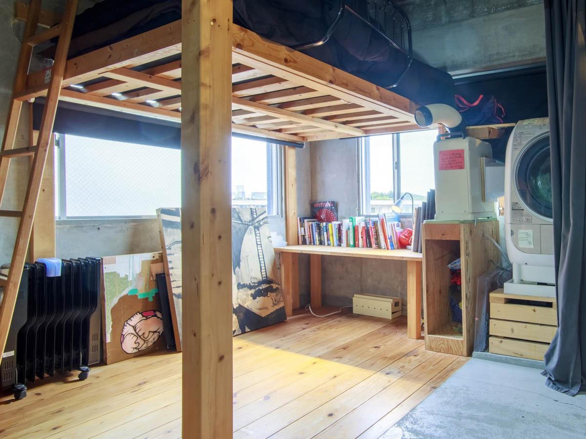 渋谷区代々木の売買物件/玄関脇の洋室。こども部屋につかっていたのでロフトベッドが置かれていますが、こちらは撤去可能