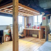 渋谷区代々木の売買物件/玄関脇の洋室。こども部屋につかっていたのでロフトベッドが置かれていますが、こちらは撤去可能