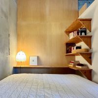 渋谷区代々木の売買物件/コンパクトな空間ですが、壁に棚が設置されていたりうまく工夫が
