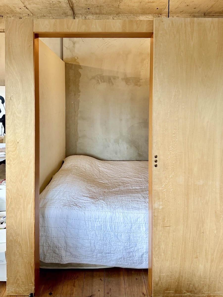 渋谷区代々木の売買物件/4帖の洋室は現在ベッドスペースに。普段は扉をあけて使うのが朝日も浴びれて気持ち良さそう