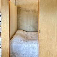 渋谷区代々木の売買物件/4帖の洋室は現在ベッドスペースに。普段は扉をあけて使うのが朝日も浴びれて気持ち良さそう