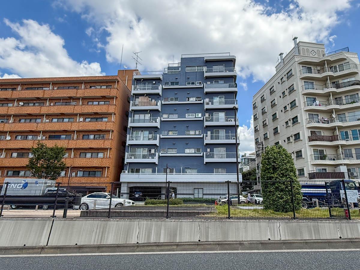 渋谷区代々木の売買物件/山手通り越しに建物をみて。ブルーとホワイトのコントラストがいい感じの外観