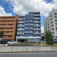 渋谷区代々木の売買物件/山手通り越しに建物をみて。ブルーとホワイトのコントラストがいい感じの外観