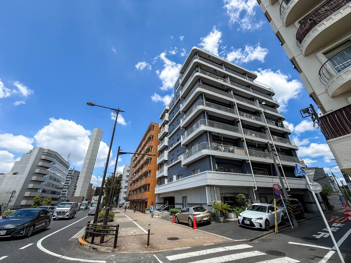 渋谷区代々木の売買物件/外観。建物は山手沿いに面していますが、部屋は反対側の配置