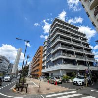渋谷区代々木の売買物件/外観。建物は山手沿いに面していますが、部屋は反対側の配置